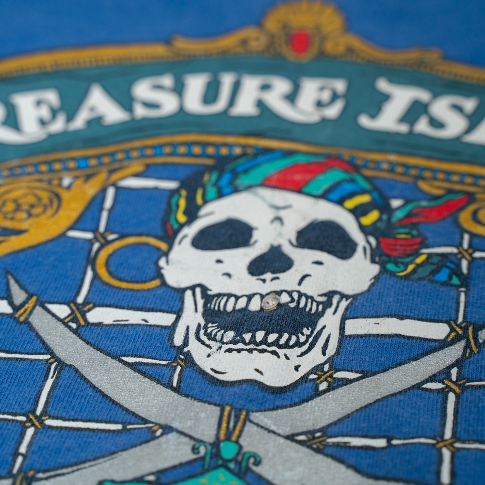 Vintage Las Vegas Treasure Island at The Mirage Youth T Shirt Skull Cross Bones - Picture 5 of 7